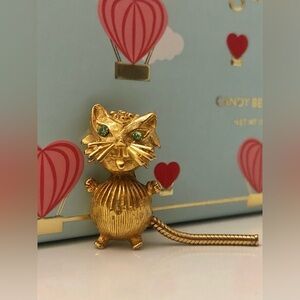 Gold Tone  kitty brooche / lapel pin with green crystal eyes